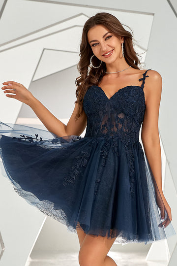 Vestido de cóctel corto sin espalda azul marino con apliques